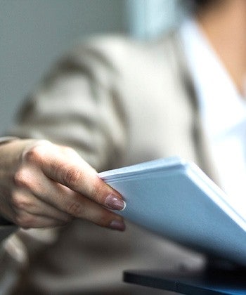 Vrouw haalt afdrukken van de printer