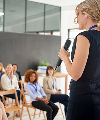 vrouw presenteert voor een groep