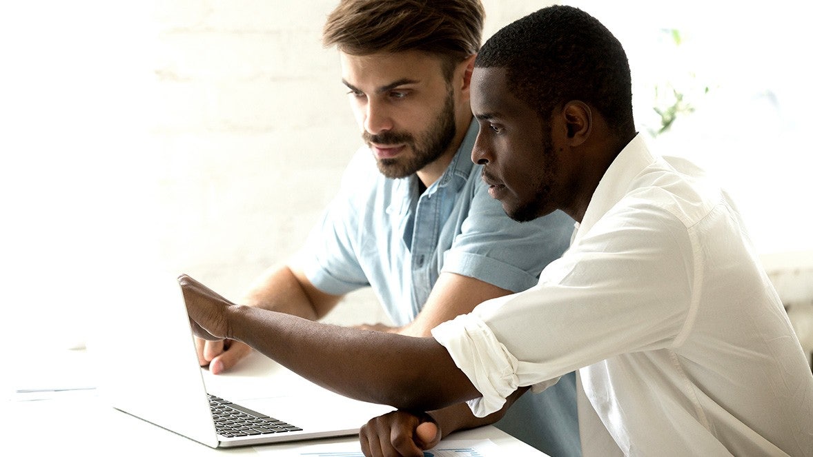 twee collega's werken op een laptop