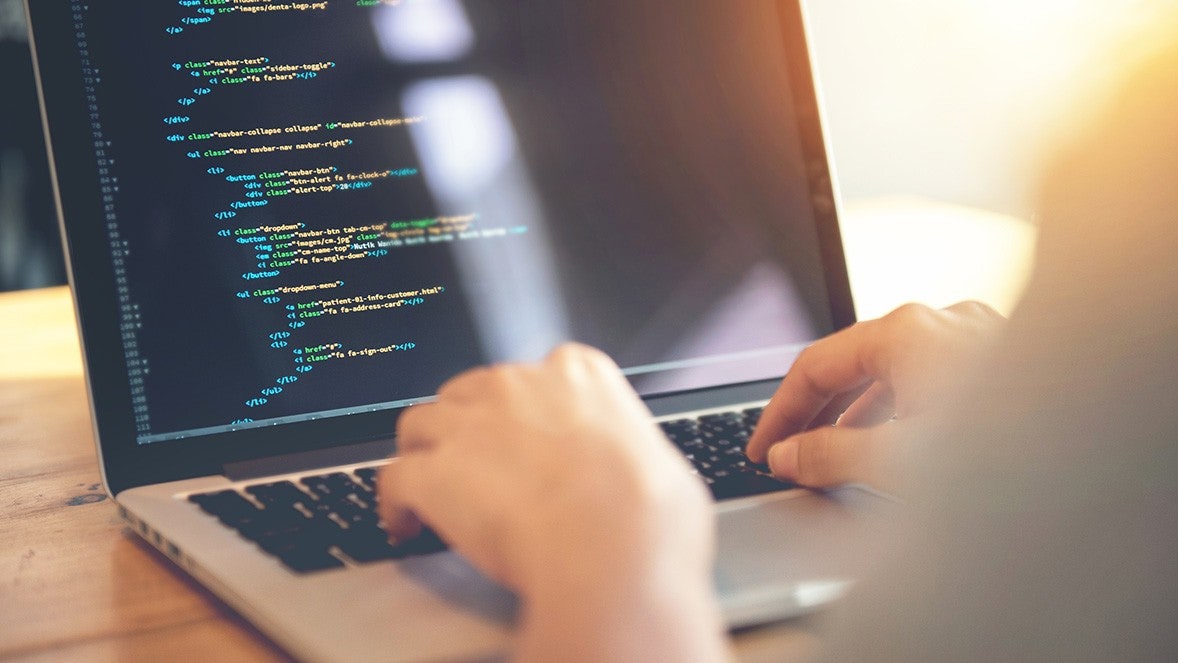 close up van laptop met html code