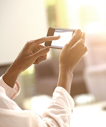 Vrouw scant met smartphone