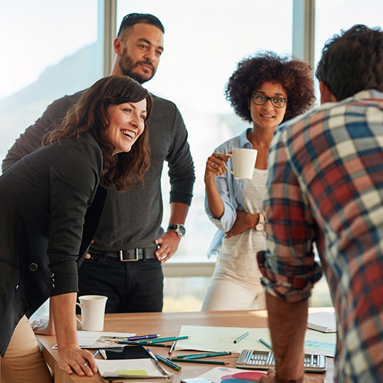 groep collega's in een vergadering