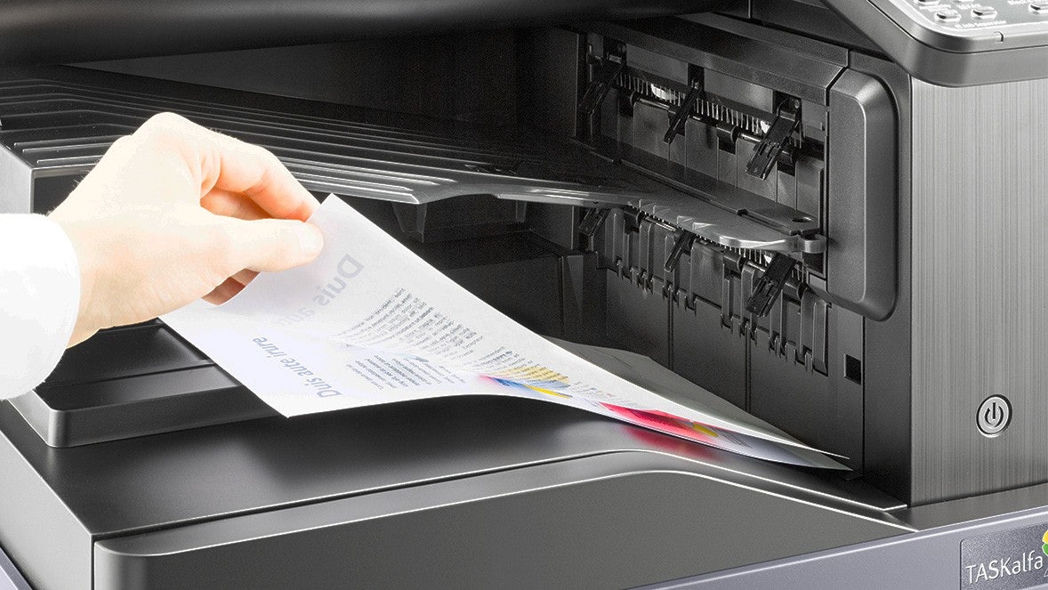 hand haalt een afdruk van de printer