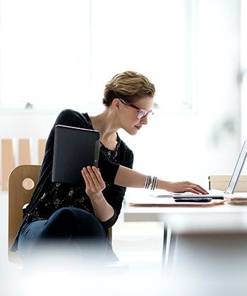 Vrouw thuis aan het werk