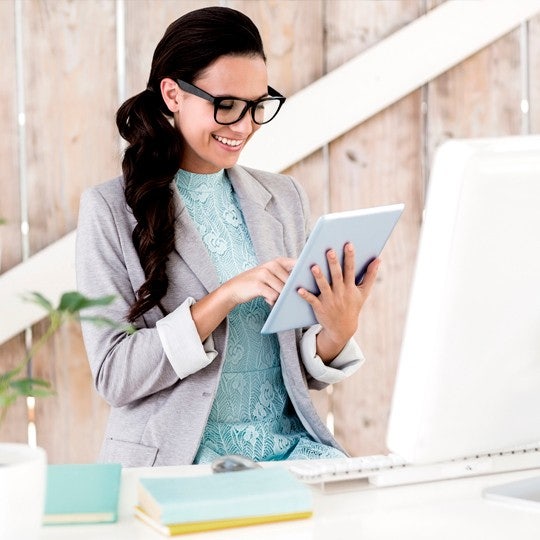 Vrouw werkt thuis op haar tablet