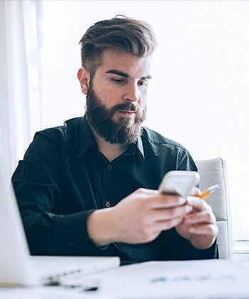 Man gebruikt mobiel