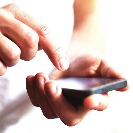 close up van handen die een smartphone gebruiken