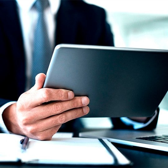 man typt op tablet