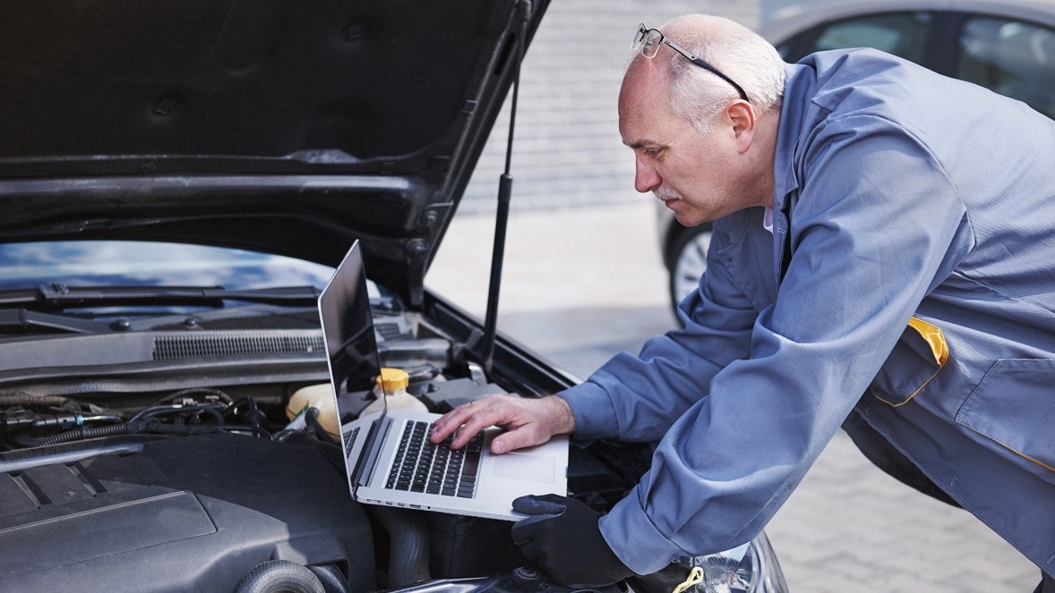 monteur werkt aan auto