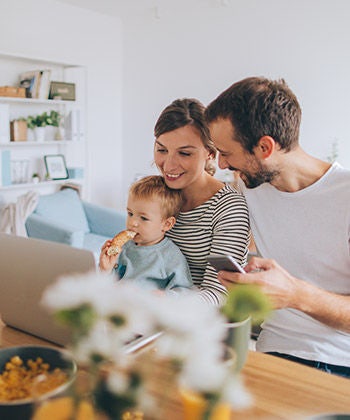 familie thuis achter een laptop