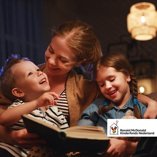 Moeder leest verhaaltje voor aan twee kinderen