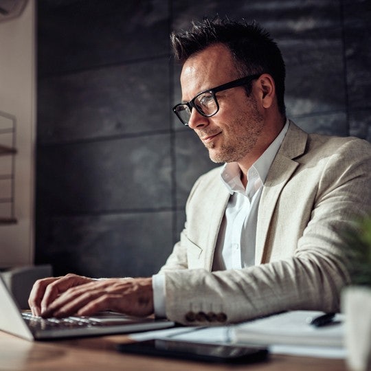 Gebruiker werkt met software 