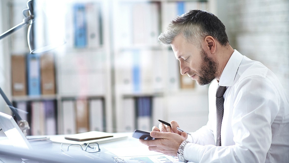 man met smartphone