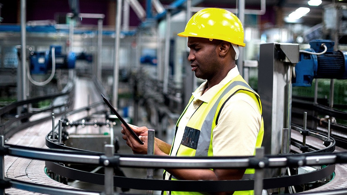 medewerker met veiligheidshelm en tablet
