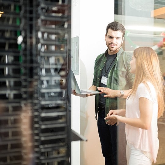 collega's bekijken informatie op een laptop