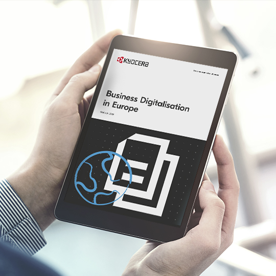 Handen die tablet vasthouden