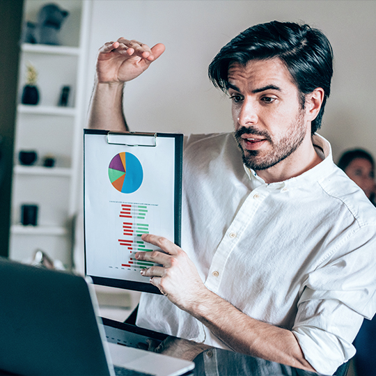 vrouw werkt op laptop