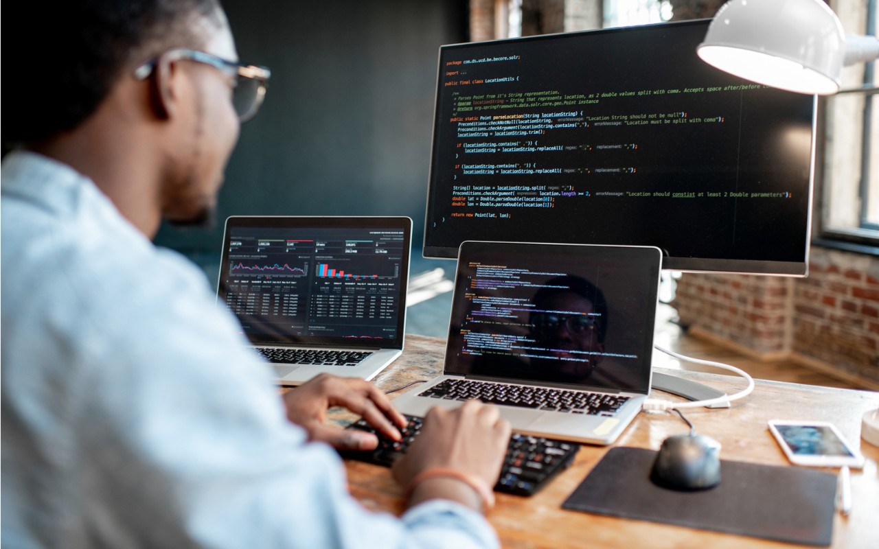 Man installeert software