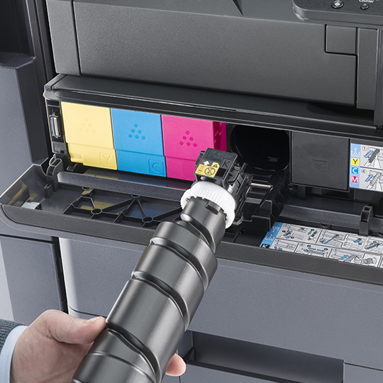 toner cartridge wordt in machine geplaatst