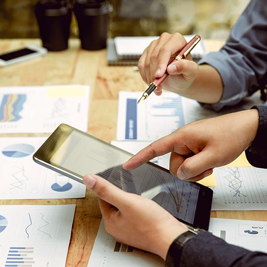 close up van collega's die met een tablet werken