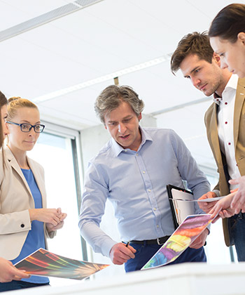 collega's bekijken een afbeelding tijdens een vergadering