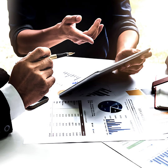 close van twee mensen met een tablet