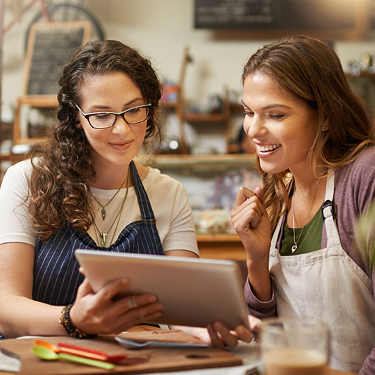 vrouwen kijken naar een tablet