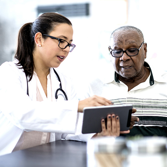 dokter laat resultaten aan patient zien