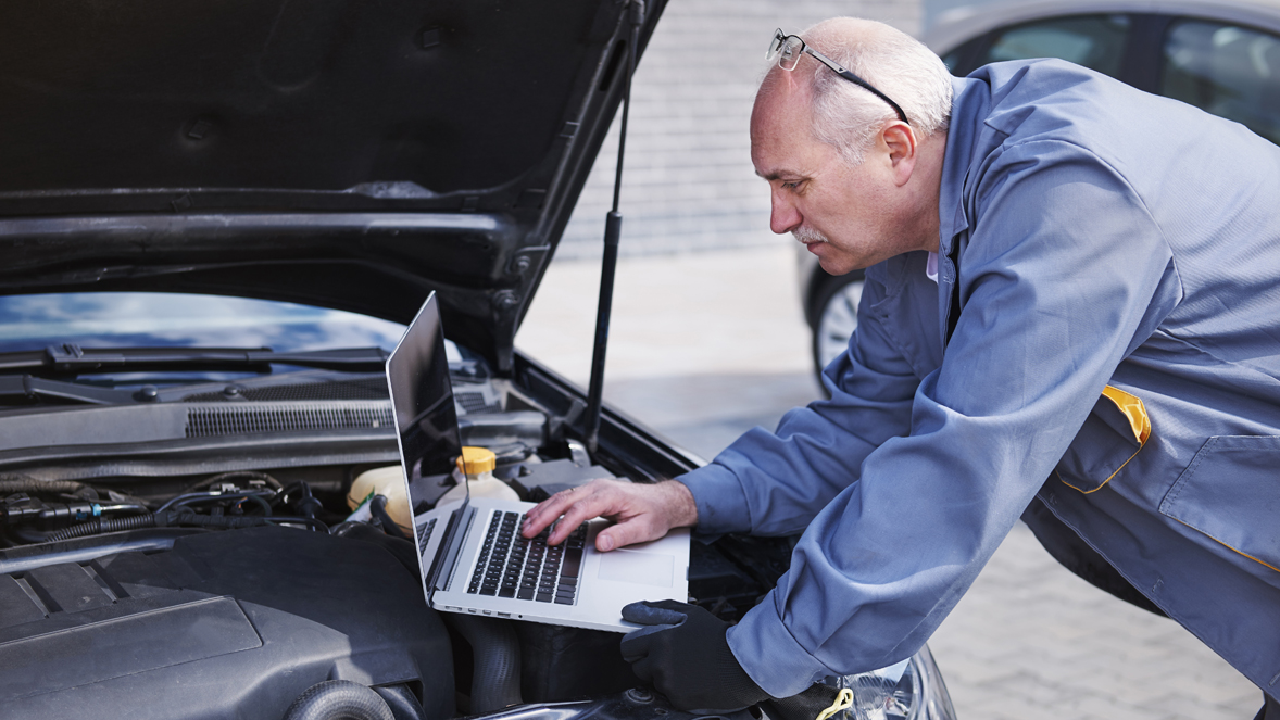 monteur werkt aan auto