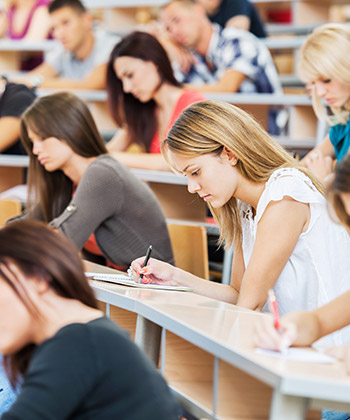 volwassen studenten werken in een klaslokaal