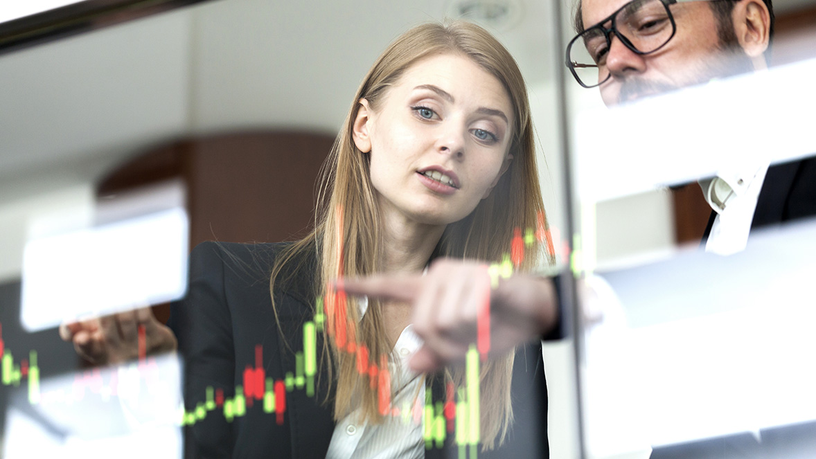 collega's kijken naar een virtueel diagram