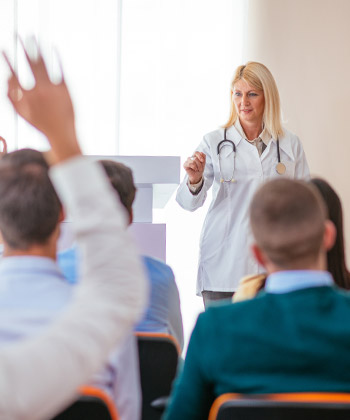 dokter presenteert en beantwoordt vragen