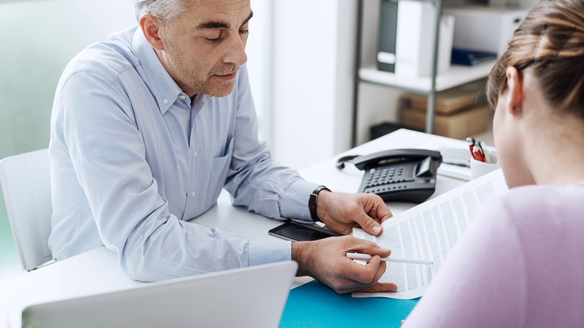 man legt formulier uit op het werk