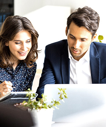 twee collega's kijken naar een laptop