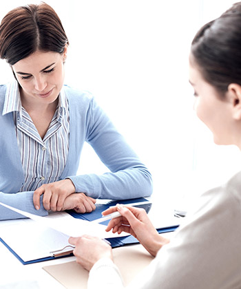 twee vrouwen in vergadering