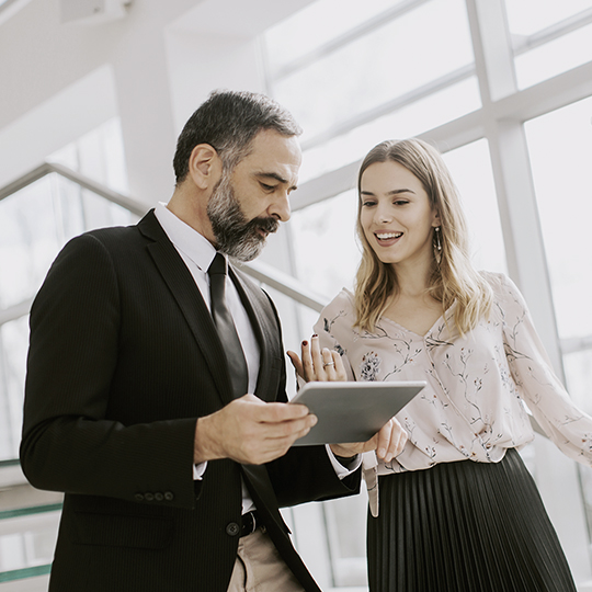 man en vrouw met tablet