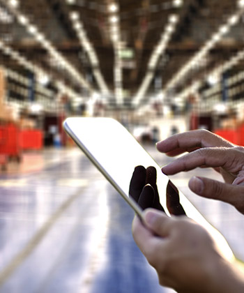 close up van iemand die een smartphone vasthoudt