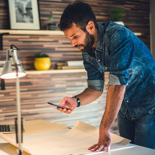 ontwerper maakt foto's met een smartphone