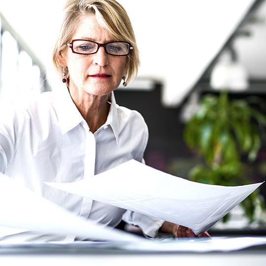 Zakenvrouw bekijkt documenten