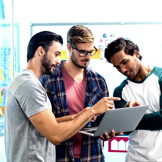 collega's bekijken informatie op een laptop