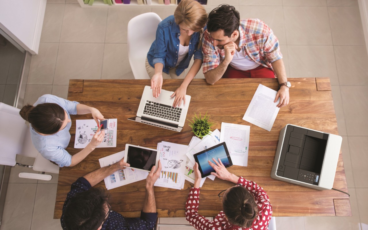 Een team collega's werkt aan een project