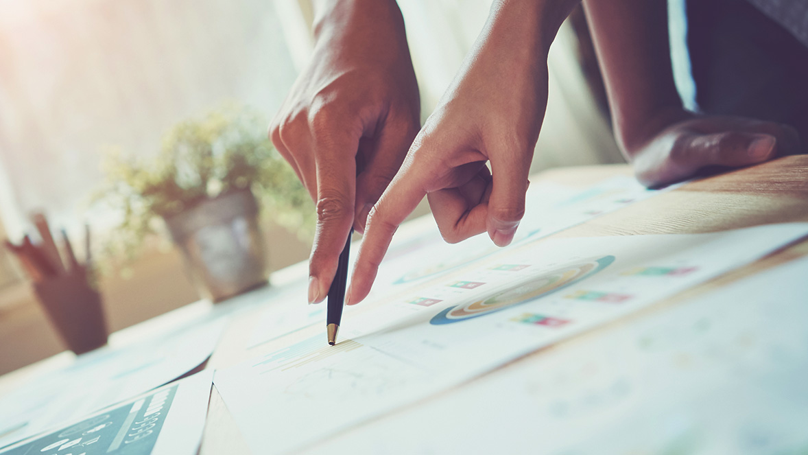 twee handen wijzen naar een document