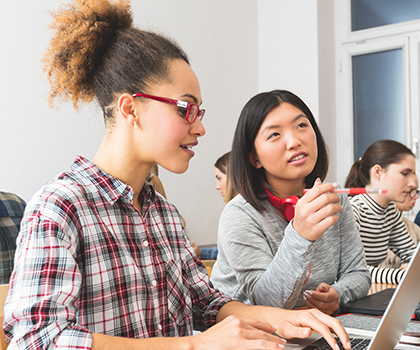 Leerlingen werken met een Chromebook