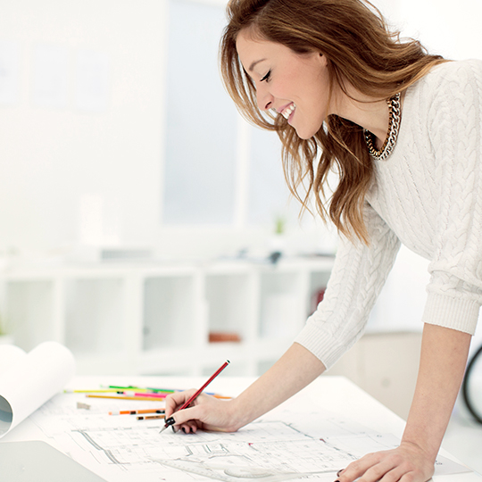 Architect bekijkt plattegrond