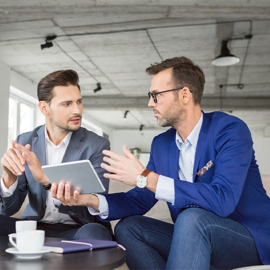 Expert geeft uitleg aan klant