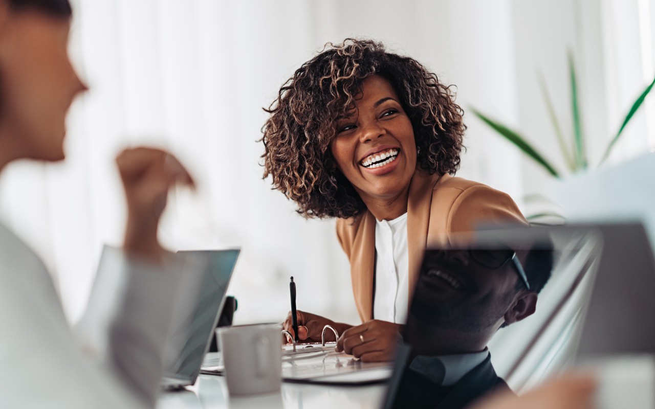 lachende zakenvrouw
