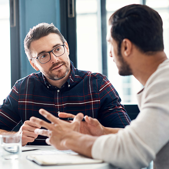 Expert geeft uitleg aan klant