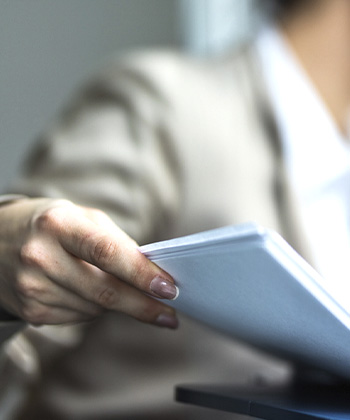 Vrouw haalt afdrukken van de printer