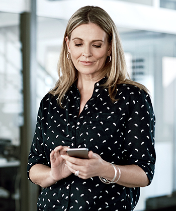 Vrouw typt op haar smartphone