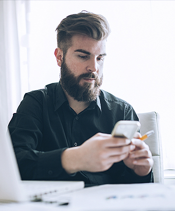 Man gebruikt mobiel